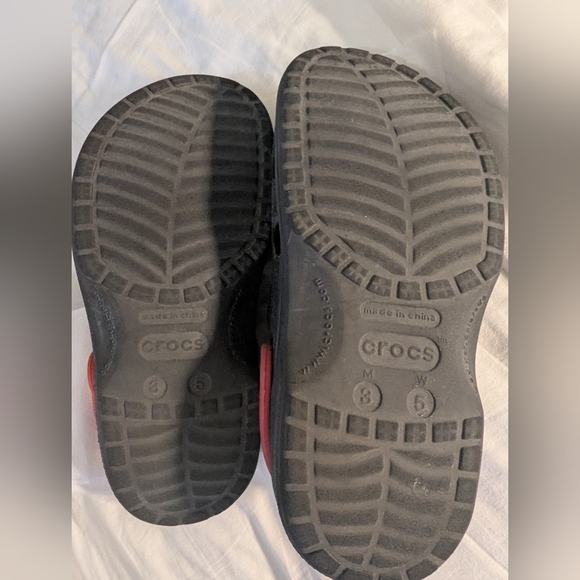 Disney Crocs MICKEY MOUSE Unisex Women 5 Men 3 Classic Clog Black Red EUC - Picture 3 of 10